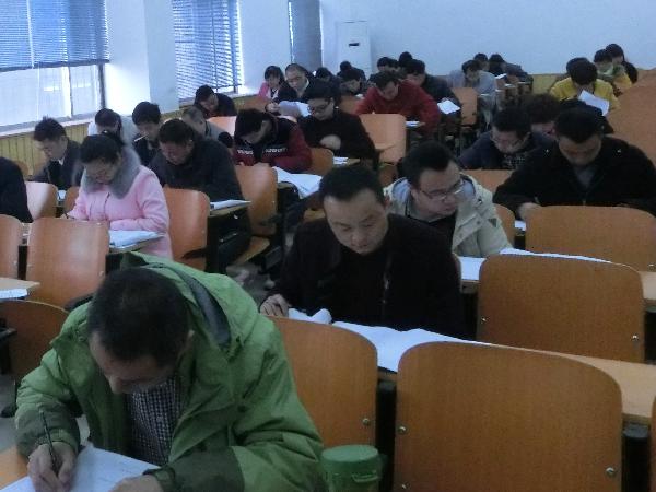 2016年3月10日beat365第五考场考生正在认真答卷